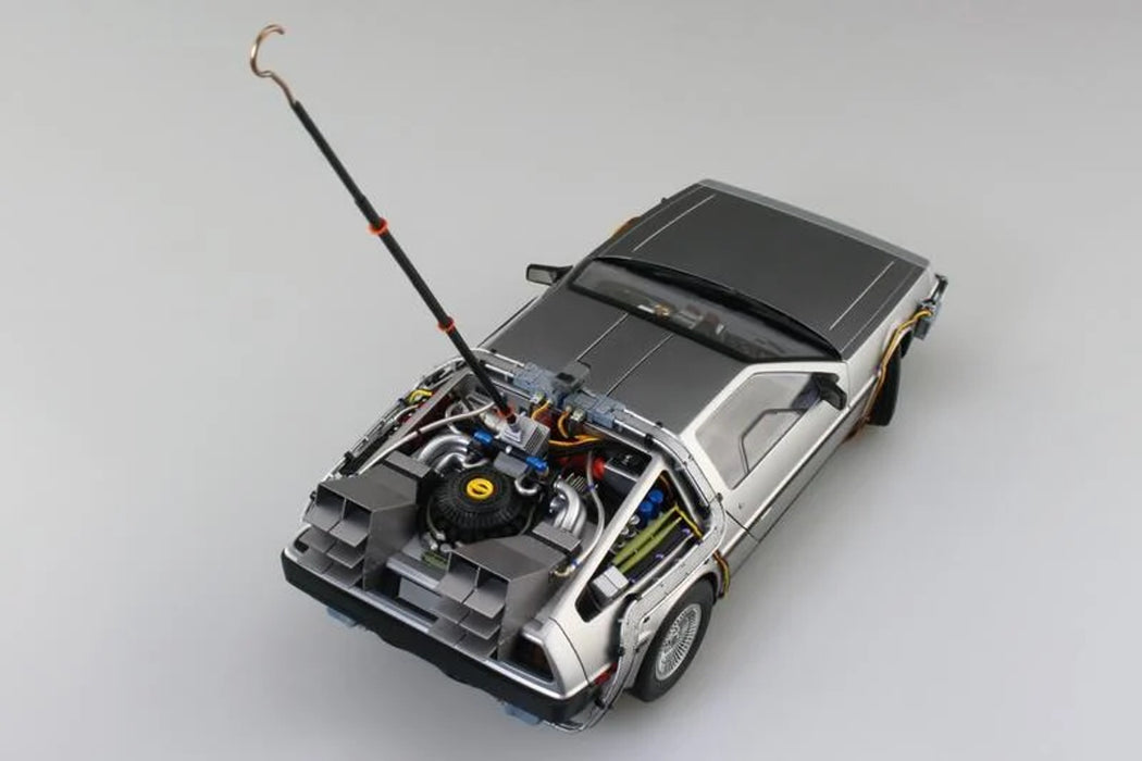 Aoshima 06436 DeLorean Time Machine From Back To The Future Part 1 - 1/24 Scale Model Kit